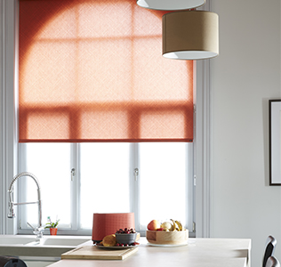 Store enrouleur rouge tamisant