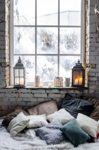 intérieur hygge avec lanternes et coussins