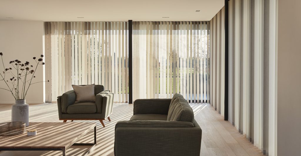 4 solutions modernes pour habiller les fenêtres de votre salon