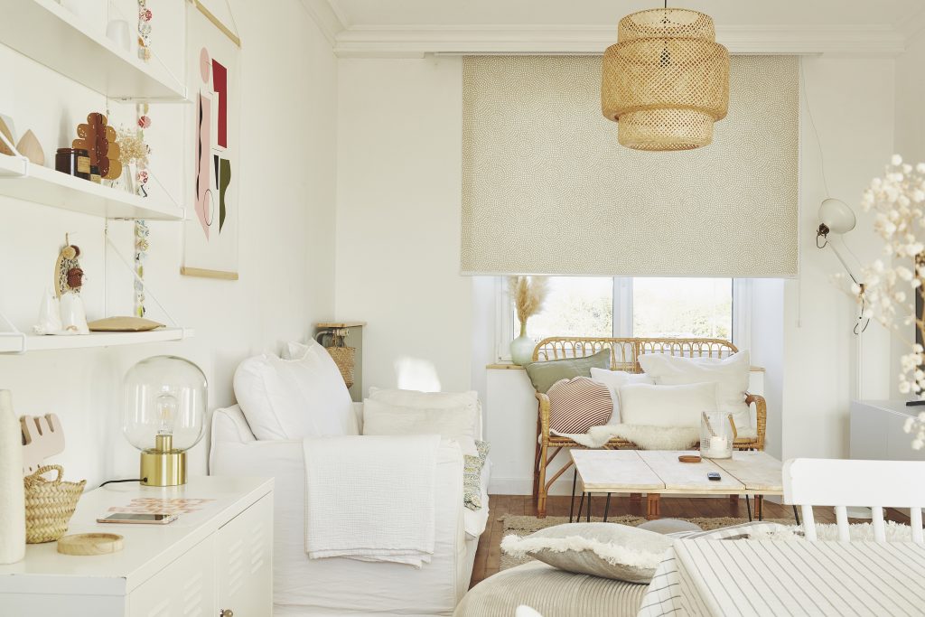 4 solutions modernes pour habiller les fenêtres de votre salon !