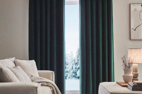 Rideau thermique anti froid salon Rideau thermique vert foncé anti froid dans un salon cocooning